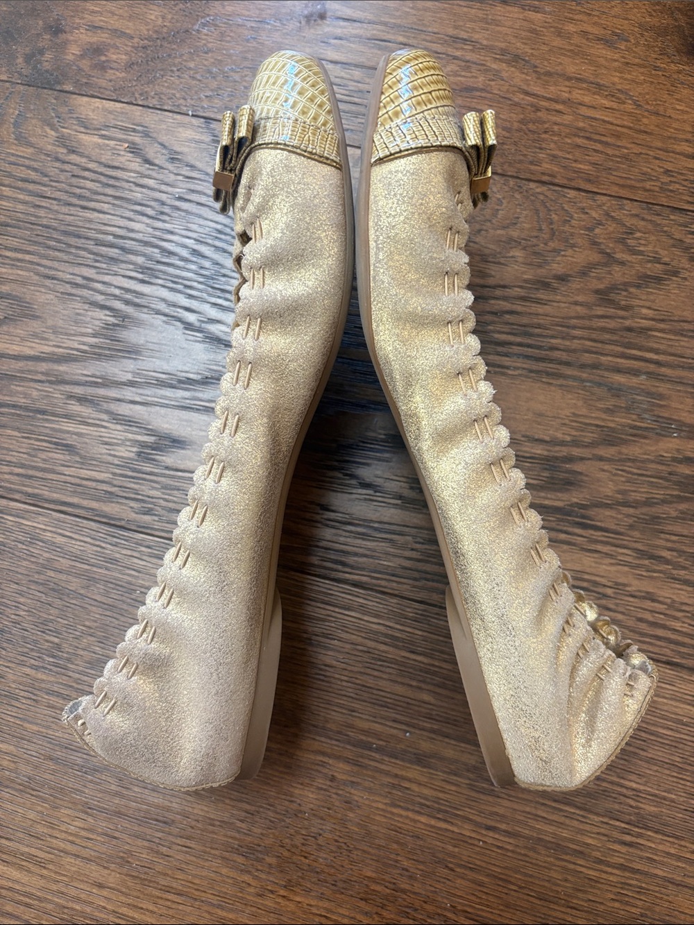 Tory Burch Metallic Gold Scalloped Ballet Flats with Logo Cap Toe - Picture 4 of 6